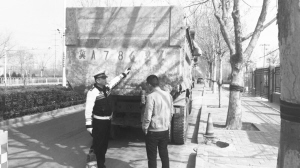 牌照被故意污損根本看不清。