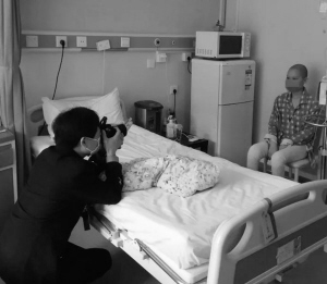 戶籍民警進(jìn)入無菌病房，為陽陽辦理新身份證。