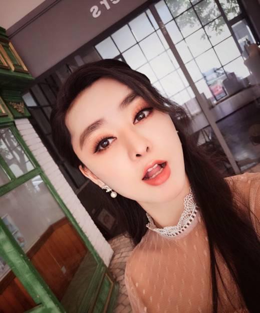 從頭到腳，連頭發(fā)絲都要整得一毛一樣，可以說(shuō)也是相當(dāng)牛逼了。