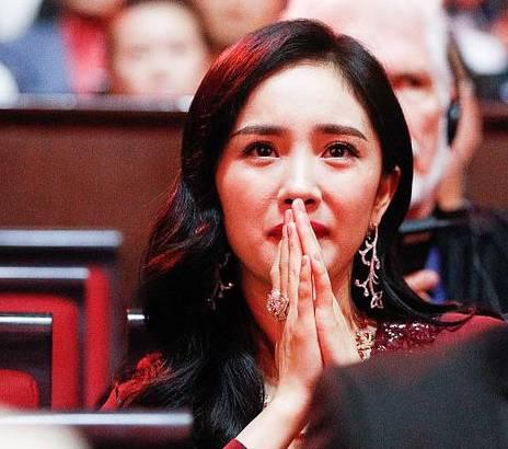 但放出這種高度PS的圖片，跟視覺中國(guó)下楊冪的高清照來(lái)對(duì)比，真的有可比性咩？