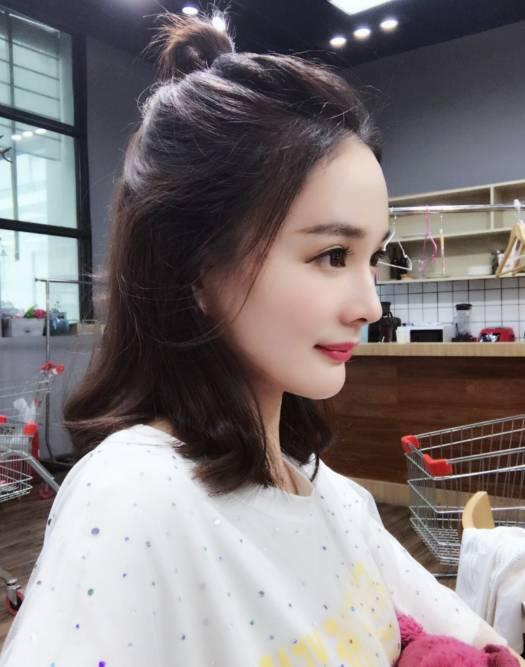 這位小美眉是楊冪的某個(gè)替身，能量巨大，僅憑這一張照片，就引來(lái)了全民圍觀。