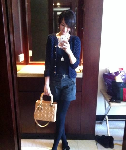 也并不是全網(wǎng)夸，也有嘲的，比如下面這位網(wǎng)友就嘲她“替了一個(gè)鏡頭就跟狗皮膏藥一樣粘上了，服了?！编牛【幰卜?。