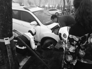 交警正在幫忙移出被困車輛。（謝華聰供圖）