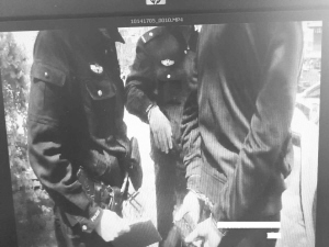 男子偷電瓶被抓。（視頻截圖）