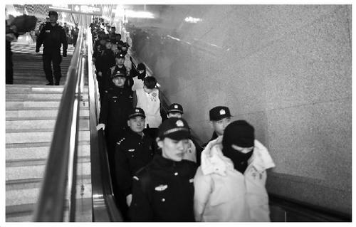 240萬教材費(fèi)被盜牽出網(wǎng)絡(luò)賭博大案43名嫌疑人落網(wǎng)