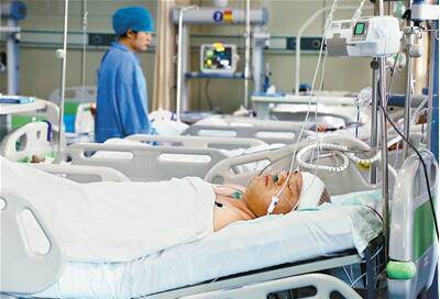 　昨日，寇學(xué)功在醫(yī)院重癥病房接受救治。 記者 謝偉 攝