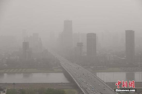 資料圖：4月10日，山西太原被沙塵籠罩。 武俊杰 攝