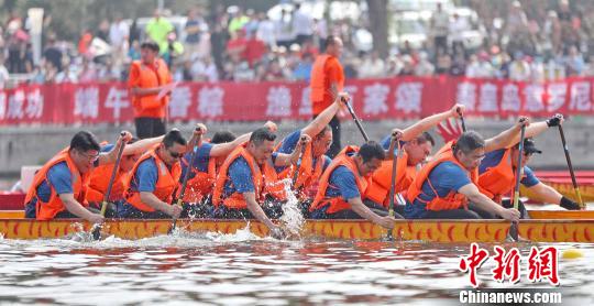 秦皇島大湯河龍舟賽現(xiàn)場(chǎng) 曹建雄 攝