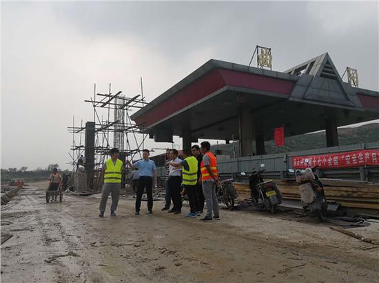  京昆高速公路、保阜高速公路對(duì)收費(fèi)站改擴(kuò)建及貨車ETC車道建設(shè)現(xiàn)場(chǎng)（6月13日攝）。 圖片來(lái)源：河北交投集團(tuán)網(wǎng)站