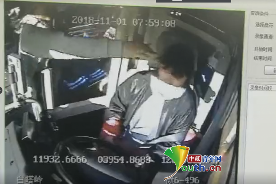 秦皇島女公交司機(jī)遭老年男乘客謾罵擊打 理智停車報(bào)警
