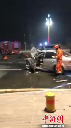 圖為救援人員在事故現(xiàn)場開展救援。消防部門供圖