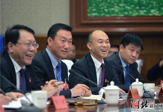 張家口代表團(tuán)代表熱議民心工程。記者 田明 趙海江攝